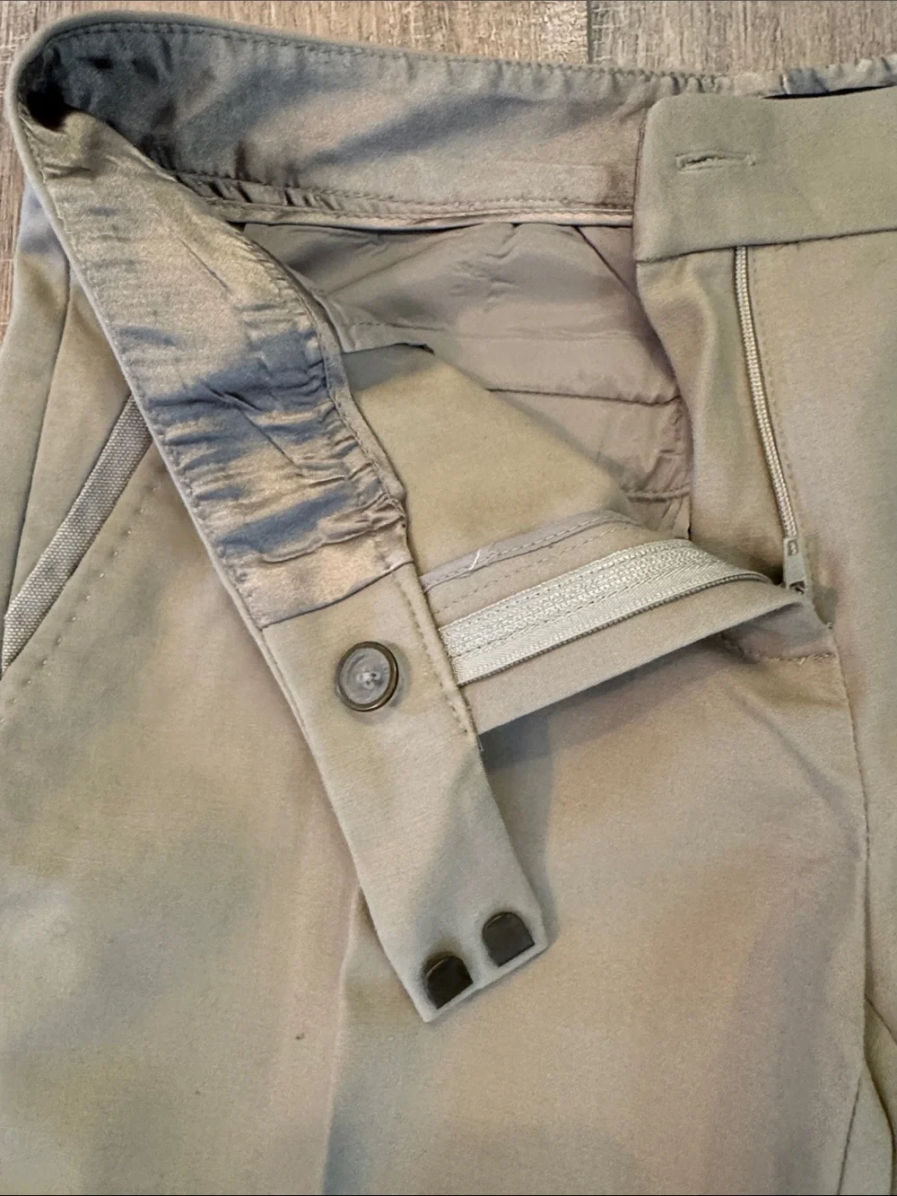 Elie Tahari tailored flat